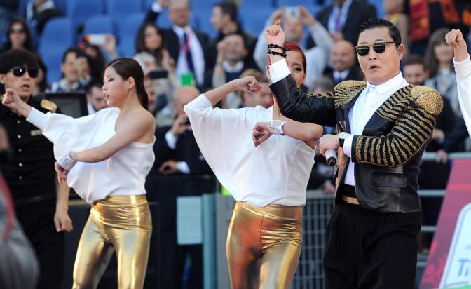 Lo show del rapper sudcoreano Psy prima del match. Ansa